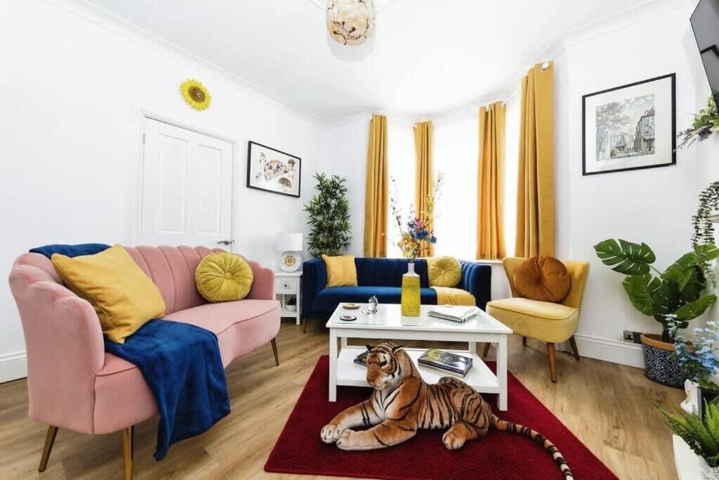 Your Chic 3Br Home Comfort And Style In London Exterior photo
